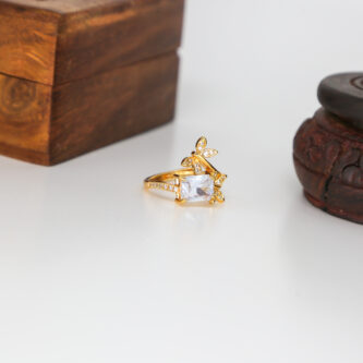 THE ELEGANT MAJESTY - GOLDEN CUBIC ZIRCONIA RING - Image 2
